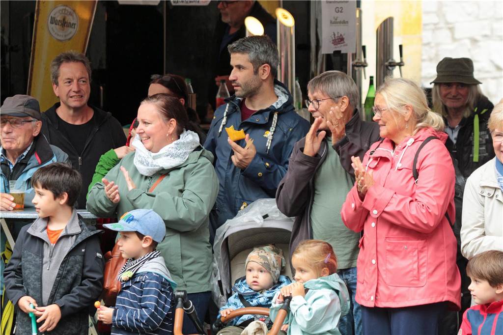 Auftakt des Straßenfestivals Werne 2023 am Freitagnachmittag.Beifall für eine Darbietung.