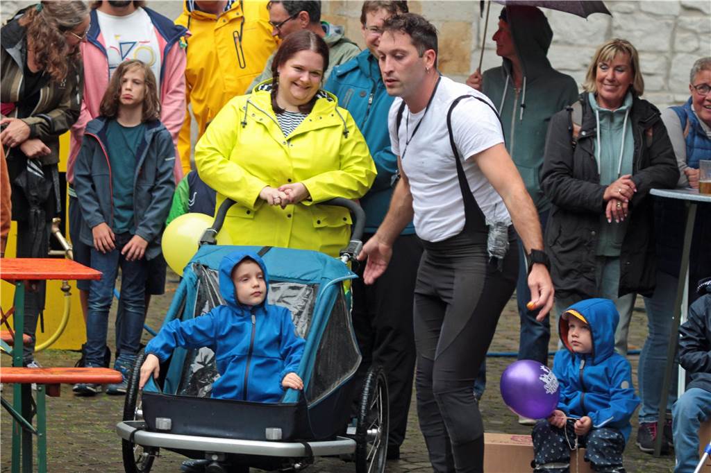 Auftakt des Straßenfestivals Werne 2023 am Freitagnachmittag.Clown Agro hat es nicht leicht, Opfer seiner Scherze zu finden.