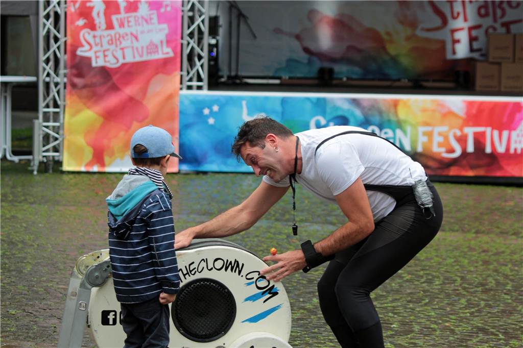 Auftakt des Straßenfestivals Werne 2023 am Freitagnachmittag.Clown und Pantomime Agro am Freitagnachmittag auf dem Kirchplatz in Aktion.