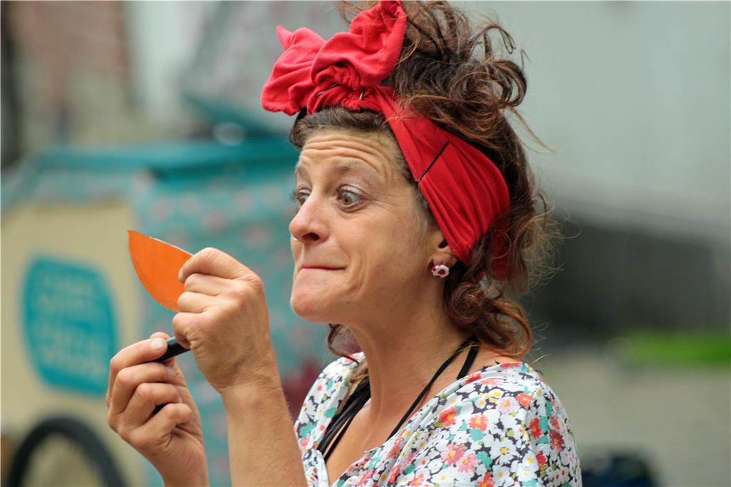Auftakt des Straßenfestivals Werne 2023 am Freitagnachmittag.Die Schweizerin "Signora Gomez" macht sich schick.