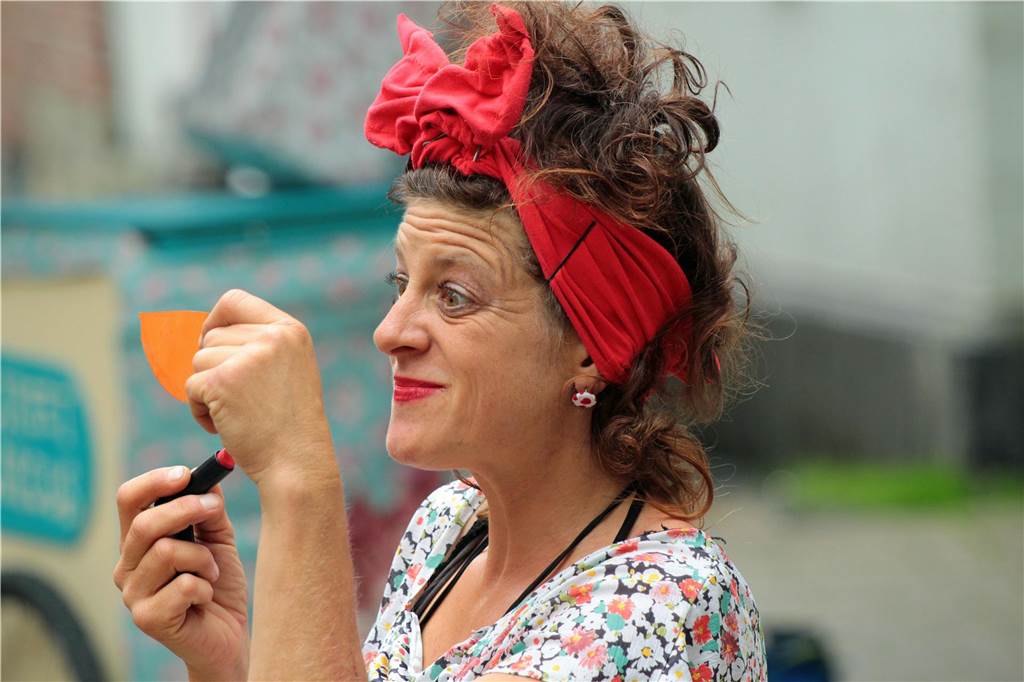 Auftakt des Straßenfestivals Werne 2023 am Freitagnachmittag.Die Schweizerin "Signora Gomez" macht sich schick.