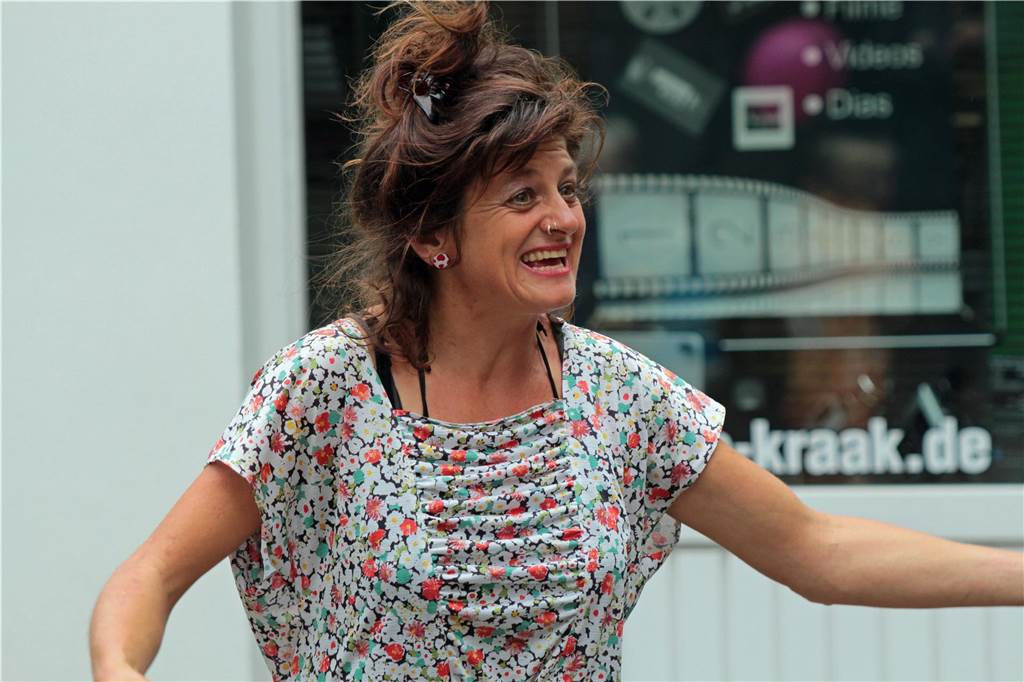 Auftakt des Straßenfestivals Werne 2023 am Freitagnachmittag.Der Publikums-Zulauf war Freitagnachmittag wegen des schlechten Wetters. "Signora Gomez" lockte die Zuschauer eigenhändig an.