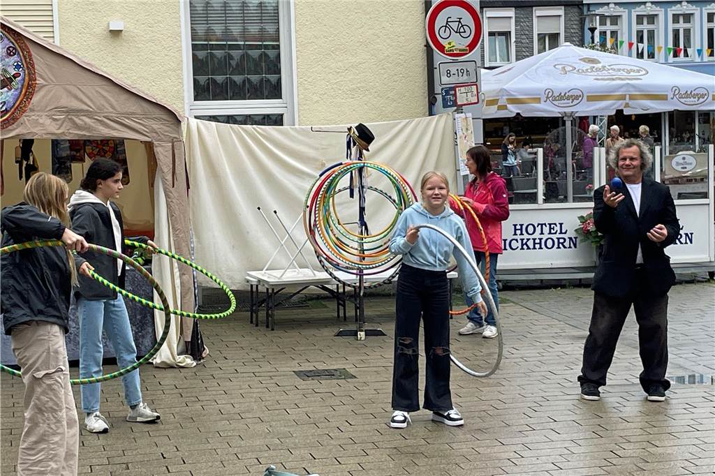 Auftakt des Straßenfestivals Werne 2023 am Freitagnachmittag.Mittmach-Station neben dem Hotel Ickhorn am Marktplatz.