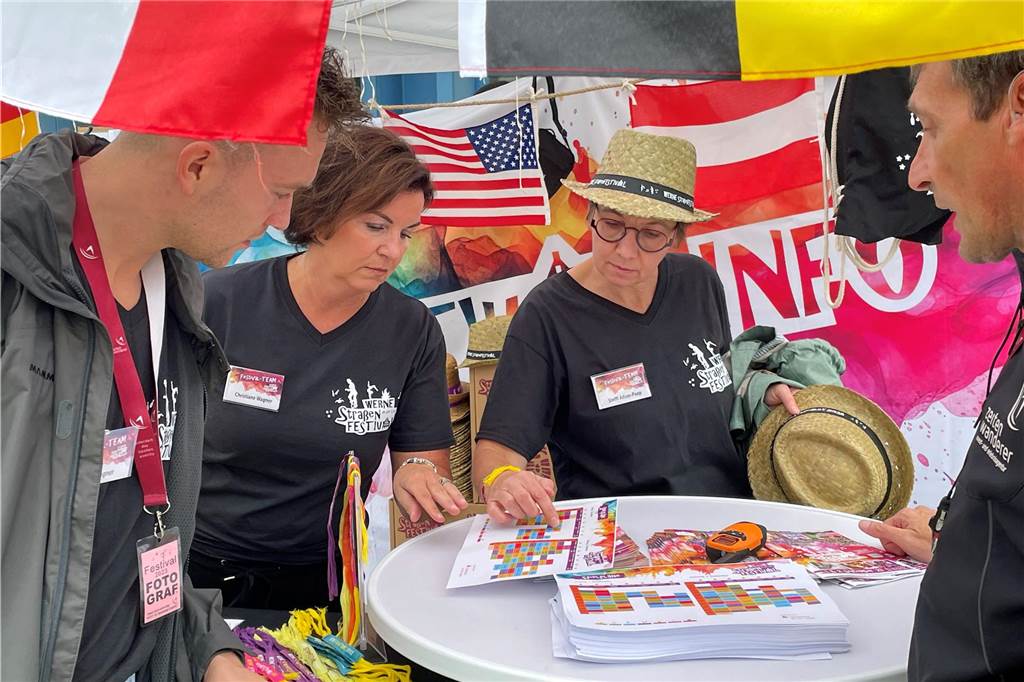 Auftakt des Straßenfestivals Werne 2023 am Freitagnachmittag.Besprechung des Teams vom Werne Marketing.