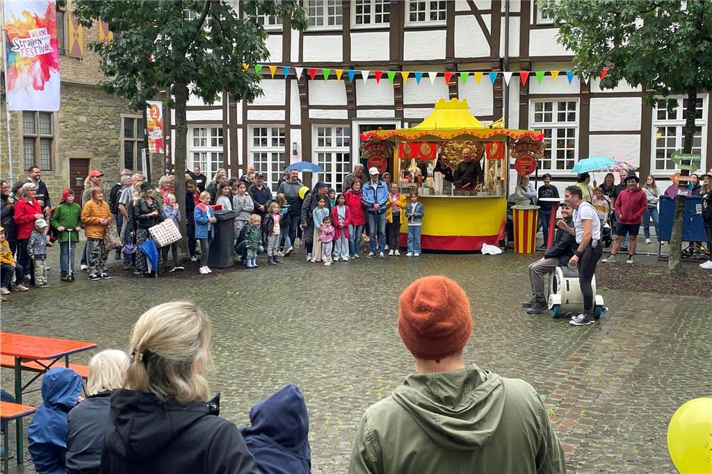 Auftakt des Straßenfestivals Werne 2023 am Freitagnachmittag.Clown Agro lockte schon ein größere Publikum an.