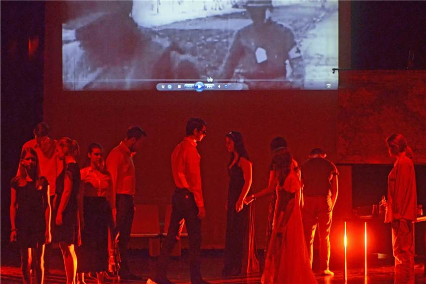 Festival Junges Theater Lünen mit starkem Auftakt: „Clara“ und die Schrecken des Krieges Auftakt mit dem Stück „Clara“: Die Darsteller schritten in rotem Licht gehüllt auf der Bühne, während auf einer Leinwand Soldaten in Schützengräben zu sehen waren. Der Schrecken des Krieges wirkte nah, das Publikum schien nachdenklich.