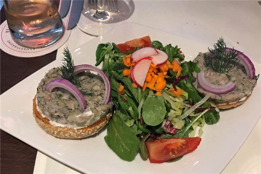Auftakt nach Maß: Matjestatar auf Sesam-Bagel mit gemischtem Blattsalat. Die Portion reichte dicke für zwei Personen.