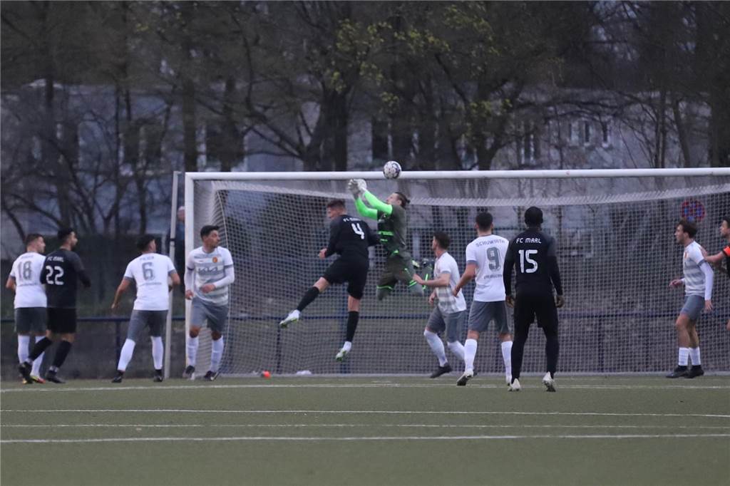 Spvgg. Erkenschwick verpflichtet Abwehrspieler: „Transfer-Hammer“ trifft den FC Marl Mike Jordan (Nr. 4) beim 1:0 gegen die Spvgg. Erkenschwick im März.