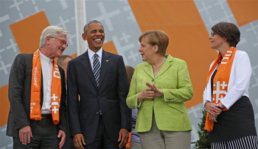 Obama grenzt sich bei Kirchentag von Trump ab Auftritt von Barack Obama auf dem 36. Deutschen Evangelischen Kirchentag (DEKT) am 25. Mai 2017 vor dem Brandburger Tor in Berlin. V.l.n.r.: Heinrich Bedfors-Strohm, Ratsvorsitzender der EKD; Barack Obama, Bundeskanzlerin Angela Merkel und Christina Aus der Au, Kirchentagspräsidentin.