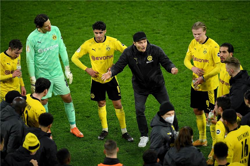 Zittersieg in der Verlängerung: Unerklärlicher BVB-Einbruch gegen Paderborn Aufwachen! BVB-Trainer Edin Terzic (M.) bereitet seine Spieler auf die Verlängerung vor.