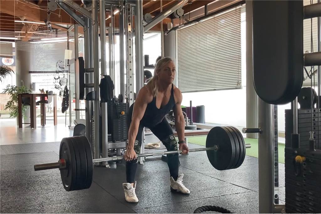 Stärkste Frau Lünens: Negative Kommentare sind zusätzliche Motivation Aufwärmen mit 80 Kilogramm beim Kreuzheben.