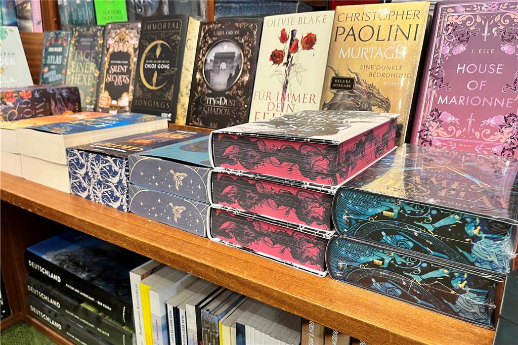 Steigende Nachfrage und bunte Cover: So erlebt Werne den BookTok-Effekt Bücher mit aufwändige bedruckten Seitenschnitte liegen im Trend - und in der Regalen der Buchhandlung Bücher Beckmann in Werne.
