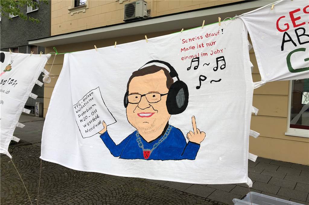 Spitzen gegen den Bürgermeister bei Demo vor dem Schwerter Rathaus Aufwendig gestaltet waren die Banner der Demo-Teilnehmer.