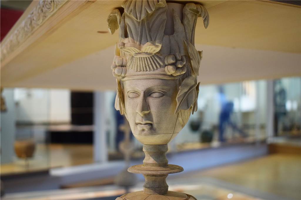 Auf den Spuren der Legionäre - ein Besuch im Römermuseum in Haltern Aufwendige Knochenschnitzereien an Totenbetten