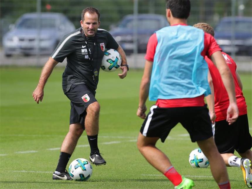 Augsburg-Trainer Baum zufrieden mit Trainingslager und Neuen Augburgs Trainer Manuel Baum ist zufrieden mit dem Trainingslager. Foto: Karl-Josef Hildenbrand