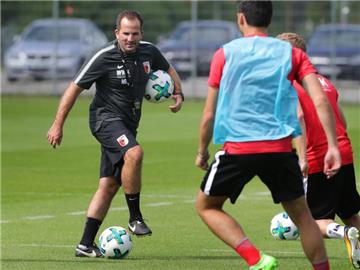 Augburgs Trainer Manuel Baum ist zufrieden mit dem Trainingslager. Foto: Karl-Josef Hildenbrand