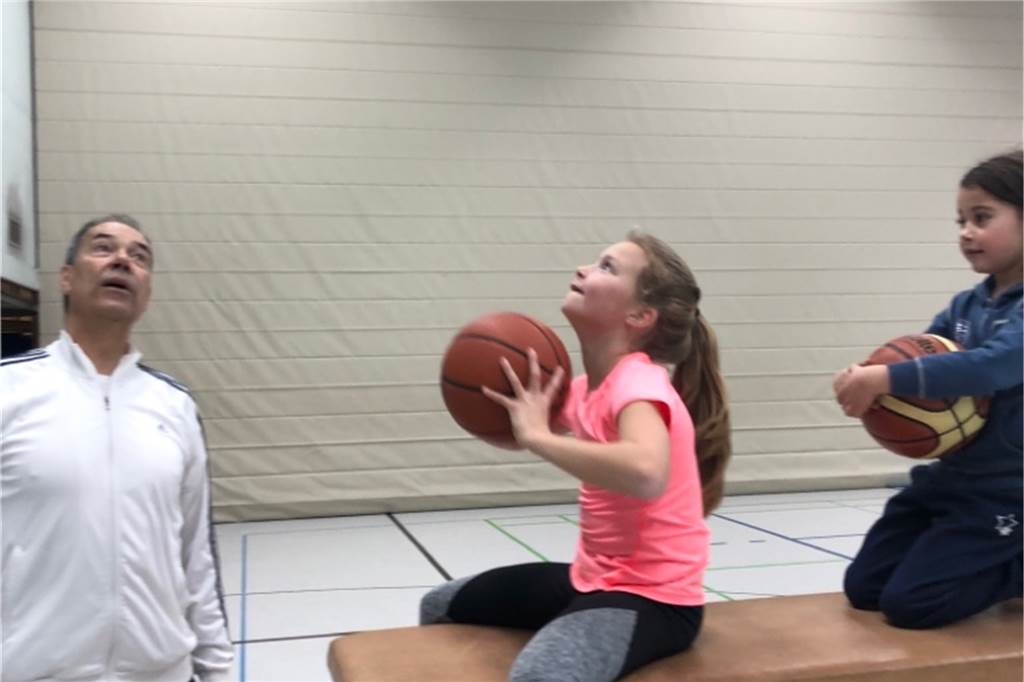 Lippebaskets Werne stellen mit Spaß und Spiel neues U10-Mädchenteam auf Augen auf das Ziel gerichtet: Auch aus dem Sitzen können Körbe fallen.