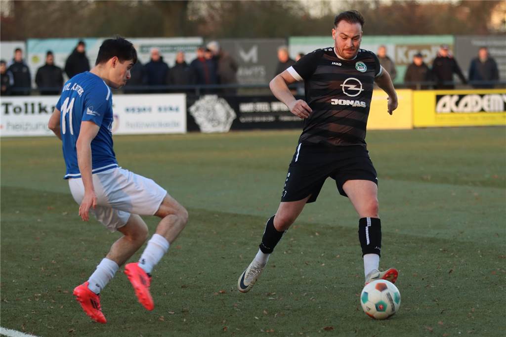 Drei Spiele, sieben Tore: Görkem Ücüncü dreht beim VfL Kamen auf Görkem Ücüncü in einem Zweikampf mit einem Spieler der SG Massen