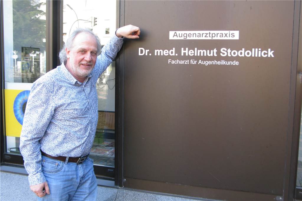 Naturschützer fordern: Tiefgarage und Wohnungen für Aldi-Neubau Augenarzt Dr. Helmut Stodollick verliert durch den Abriss des Sparkassen-Gebäudes zwar seine Praxis, bekommt im neuen Aldi-Markt aber neue Räume.