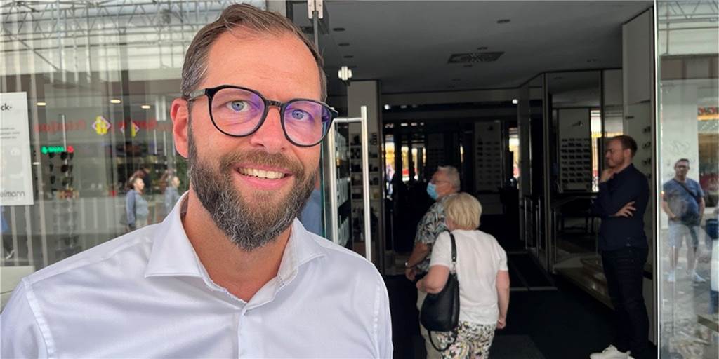 Dortmunder City ohne Strom: Optiker muss Brillen im Dunkeln richten Augenoptikermeister Lutz Ohlmeier von Fielmann stand während des Stromausfalls vor dem Laden. Gemeinsam mit anderen Mitarbeitern erläuterte er den Kunden die Lage.
