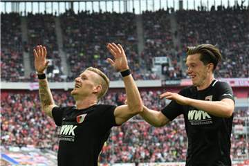 Augsburg-Rückkehrer Andre Hahn (l) bejubelt mit Michael Gregoritsch sein Siegtor in Düsseldorf. Foto: Ina Fassbender