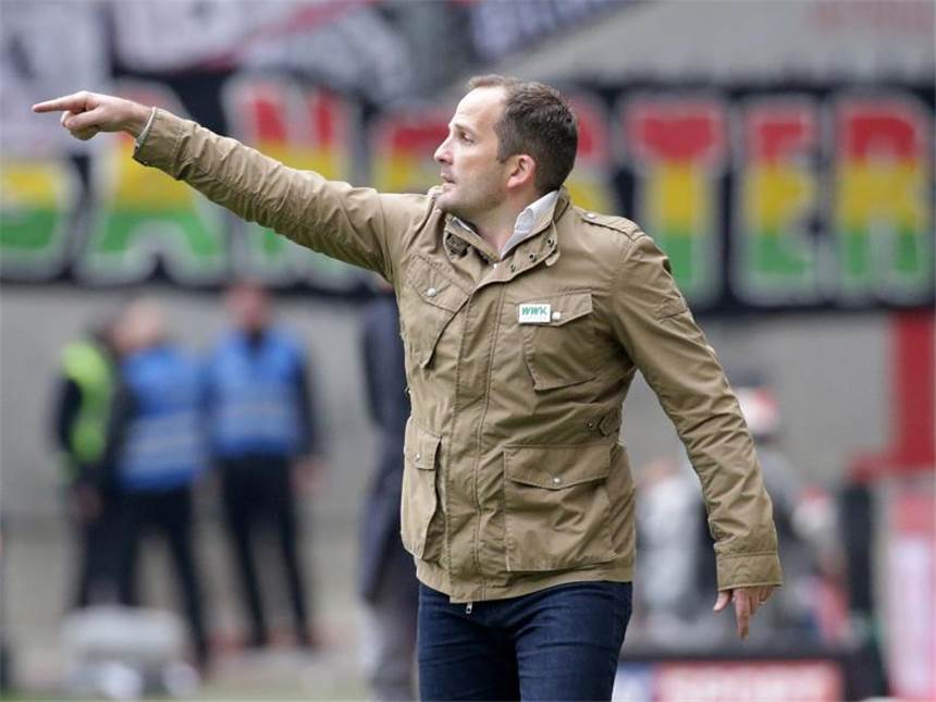 FCA setzt auf Erfahrung - HSV will "Ding umreißen" Augsburger Trainer Manuel Baum hofft auf einen Sieg gegen den HSV. Foto: Hasan Bratic