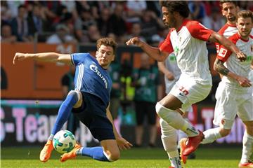 Augsburgs Caiuby (r.) und Leon Goretzka von Schalke kämpfen um den Ball. Foto: Stefan Puchner