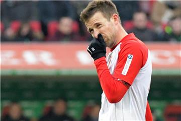 Augsburgs Daniel Baier ist laut Aussage seines Trainers nicht schlimmer verletzt. Foto: Stefan Puchner