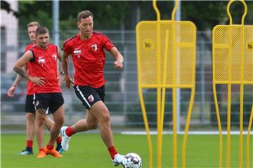 Augsburgs Julian Schieber musste am linken Knie operiert werden. Foto: Karl-Josef Hildenbrand