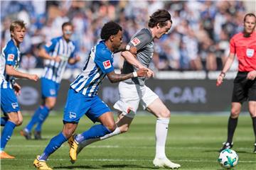 Augsburgs Michael Gregoritsch (r) setzt sich gegen Herthas Valentino Lazaro durch. Foto: Annegret Hilse