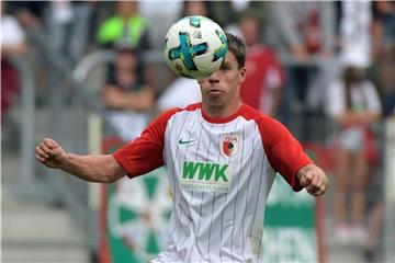 Augsburgs Raphael Framberger muss operiert werden und fällt aus. Foto: Stefan Puchner