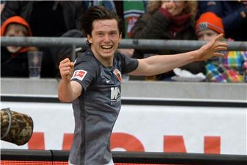 Augsburgs Schlüssel zum Sieg in Hannover: Doppeltorschütze Michael Gregoritsch. Foto: Swen Pförtner