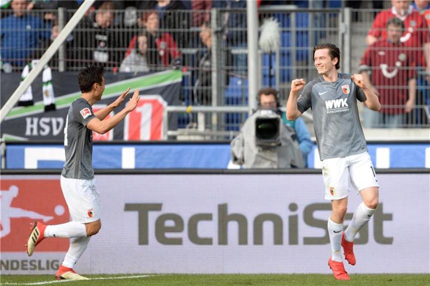 FC Augsburg beendet Mini-Krise: 3:1-Sieg in Hannover Augsburgs Torschütze Michael Gregoritsch (r) und Ja-Cheol Koo jublen nach dem 1:0 gegen Hannover. Foto: Swen Pförtner