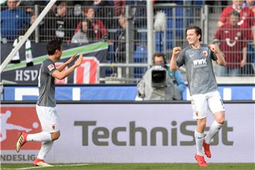 Augsburgs Torschütze Michael Gregoritsch (r) und Ja-Cheol Koo jublen nach dem 1:0 gegen Hannover. Foto: Swen Pförtner
