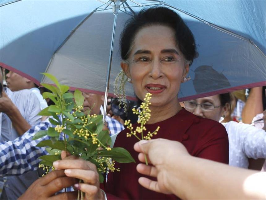 Siegesstimmung bei Suu Kyi-Anhängern nach Wahlen in Myanmar Aung San Suu Kyi bekommt vor ihrem Wahllokal Blumen geschenkt. Foto: Rungroj Yongrit