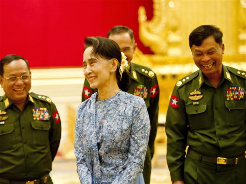 Ende der Militärmacht: Präsident in Myanmar vereidigt Aung San Suu Kyis Partei - Nationalliga für Demokratie (NLD) - will die Verfassung ändern, weil sie Suu Kyi als Mutter ausländischer Kinder nicht ins Präsidentenamt lässt. Zum anderen weil die Verfassung dem Militär 25 Prozent der Sitze im Parlament garantiert. Foto: Ye Aung Thu