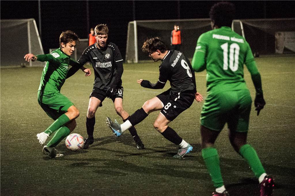 Halterner A-Junioren schaffen die Sensation: TuS schlägt im Pokal Bundesligist Preußen Münster Auron Etemi (2.v.r.) und Tim Nöldemann (2.v.l.) setzten sich dank eines starken Kampfes mit dem TuS Haltern am See gegen Preußen Münsters U19 durch.