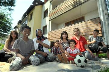 Aus allen Nähten platzt bald das Übergangsheim Zum großen Feld, in dem unter anderem diese Flüchtlinge aus Iran, Irak, Afghanistan, Somolia und Syrien Zuflucht gefunden haben. Deshalb baut die Stadt den leerstehenden Kindergarten Lilliput in Villigst zu einem zweiten Übergangsheim um.
