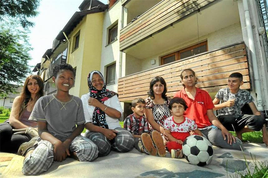Stadt behält 33 Euro von Flüchtlingen ein Aus allen Nähten platzt das Übergangsheim Zum großen Feld, in dem unter anderem diese Flüchtlinge aus Iran, Irak, Afghanistan, Somalia und Syrien Zuflucht gefunden haben. Deshalb baut die Stadt den Kindergarten Villigst zu einem Übergangsheim um.