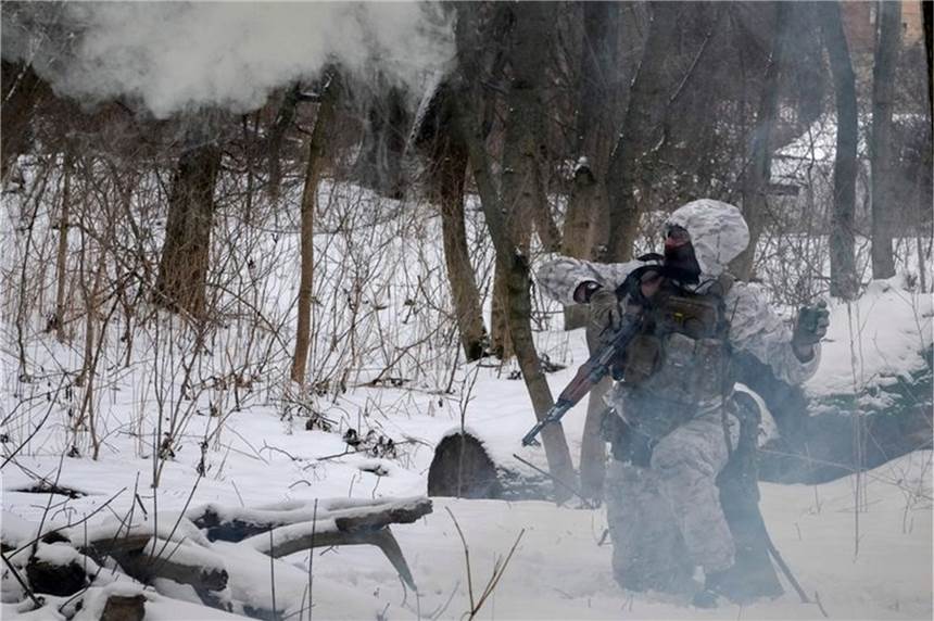 Ukraine-Krise: USA versetzen Soldaten in Bereitschaft Aus Angst vor einer russischen Invasion haben sich in den letzten Wochen Dutzende von Zivilisten den Armeereserven der Ukraine angeschlossen - wie hier in Kiew.