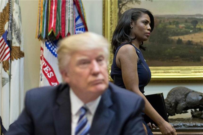 Trump und Omarosa: Präsident nennt Ex-Mitarbeiterin „Hund“ Aus besseren Zeiten: Omarosa Manigault ist hinter Donald Trump im Weißen Haus zu sehen. Foto: Pablo Martinez Monsivais/AP