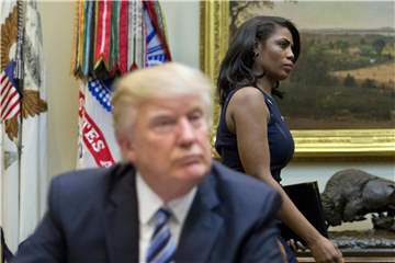 Aus besseren Zeiten: Omarosa Manigault ist hinter Donald Trump im Weißen Haus zu sehen. Foto: Pablo Martinez Monsivais/AP