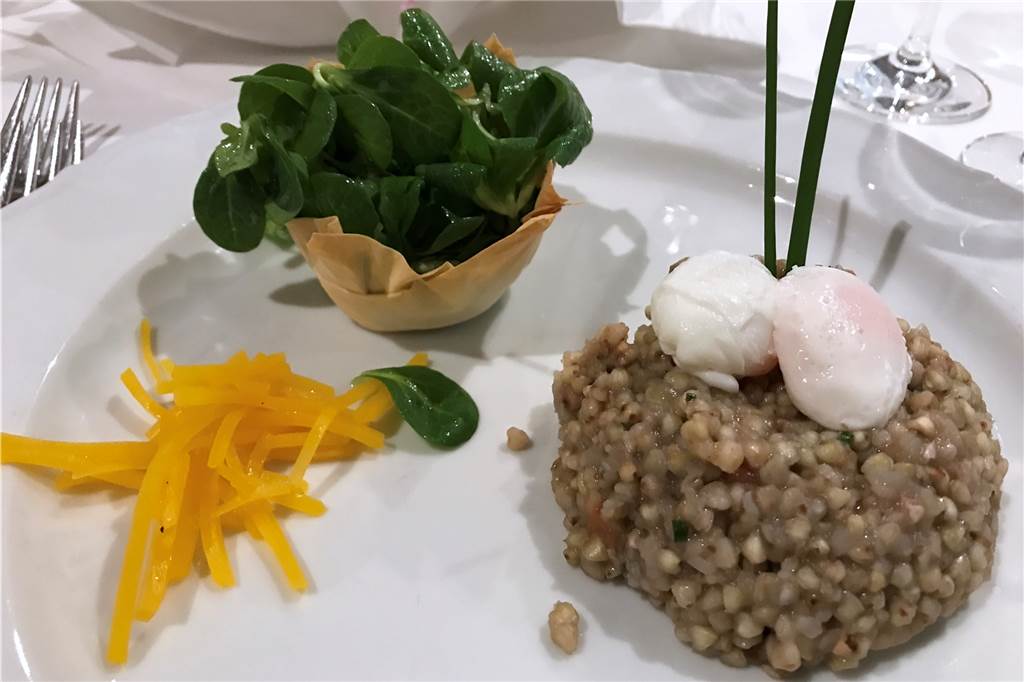 Westfälisch genießen geht auch ohne Zwiebelfleisch und Herrencreme Aus Buchweizen zauberte Tina Elsbernd-Straube ein grobes Risotto. Dazu gab es Feldsalat und Kürbis.