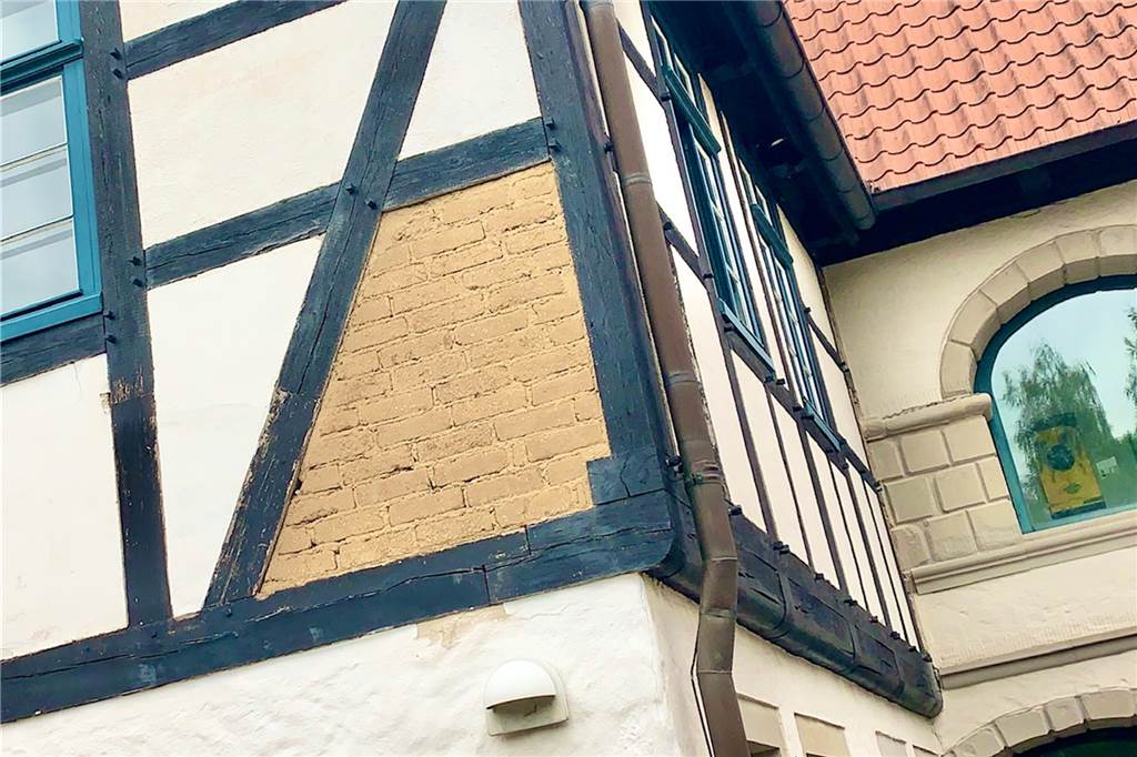 Café im Haus Rodenberg seit Monaten geschlossen – wann öffnet es wieder? Aus dem alten Fachwerk hat sich der Putz gelöst.