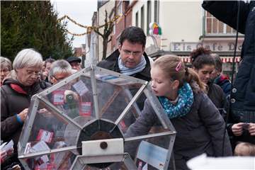 Aus dem Archiv: Normalerweise war die Glücksthaler-Ziehung ein großes Ereignis vor dem Alten Rathaus in Haltern.