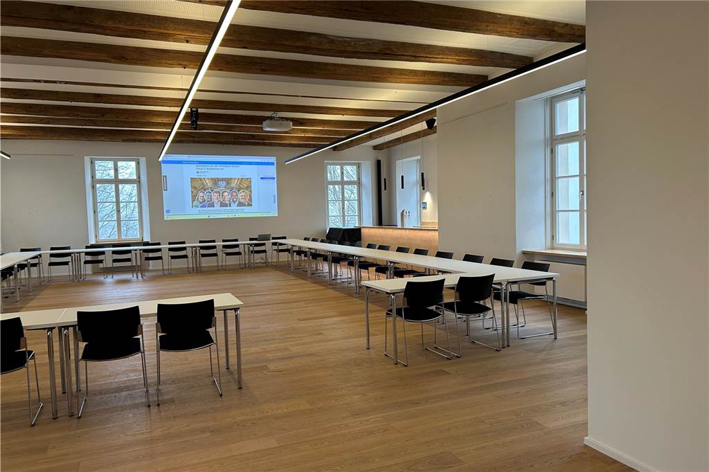 Burg Botzlar zum Bürgerzentrum umgebaut: So sieht es vor Ort aus Aus dem dunklen Ratssaal ist ein moderner, heller Konferenzsaal geworden. Die Politik ist für ihre Sitzungen mittlerweile in die Burg Botzlar zurückgekehrt.