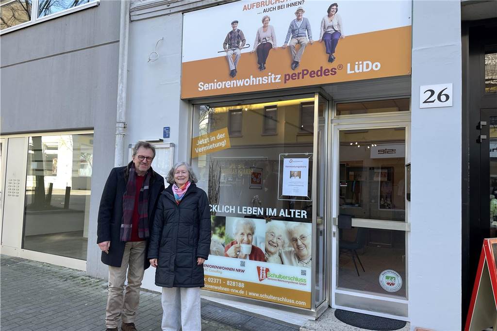 Katharina Hinterberg berät ab sofort Interessenten für Seniorenwohnsitz Investor Lothar Heinze und Mitarbeiterin Katharina Hinterberg vor dem Vermietungsbüro für den neuen Seniorenwohnsitz in Lütgendortmund.