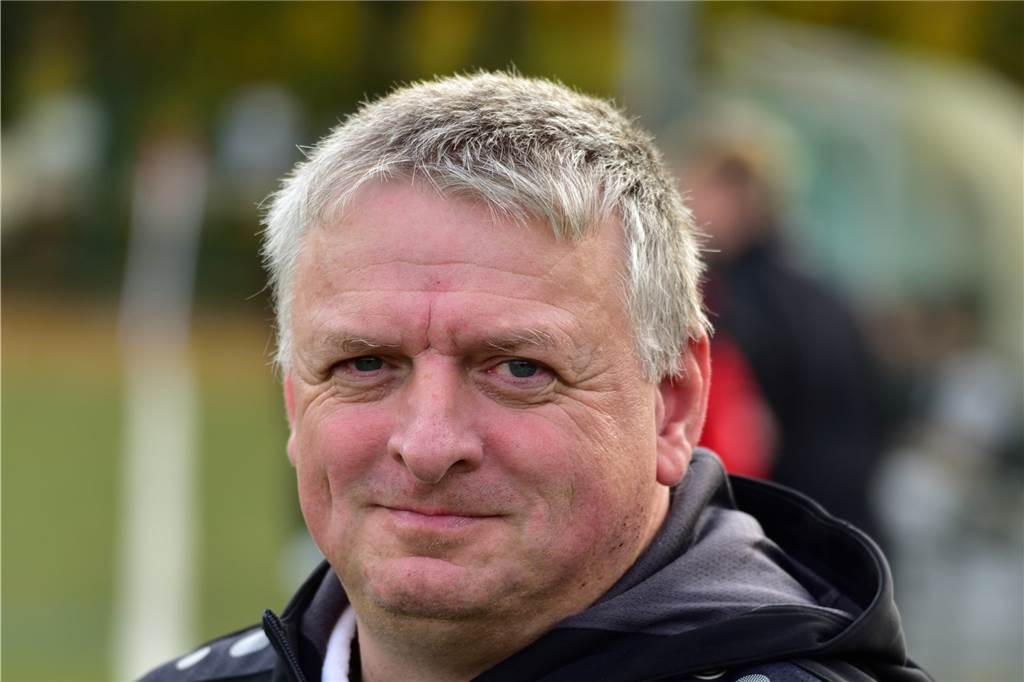 Schubserei und zwei Trainer weg: Bei B-Kreisligist liegen die Nerven blank Aus dem einstigen Trainertrio beim Sickingmühler SV bleibt nur Manfred Makel übrig.