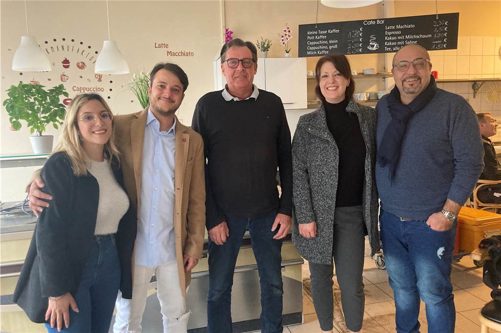 Backtradition endet an Kreisstraße: Zuletzt bruzzelte im Ofen ein Ferkel Aus dem geschlossenen Adener Café soll ein italienischer Feinkostladen werden. Darauf freuen sich (v.l.) Maria Rosa Nicolosi, Samuele Scarvaglieri, Ulrich Hilgert, Sandra und Alfredo Varlese.
