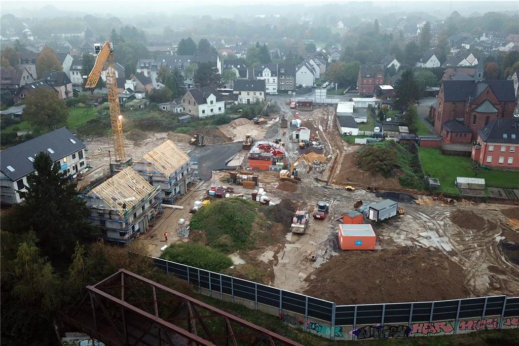 Tecklenburg-Insolvenz: Was heißt das für die Mariengärten? Aus dem Gleisdreieck Merklinde wurden die Mariengärten. Das Luftbild zeigt den Stand beim Richtfest im von der Firma Tecklenburg entwickelten Neubaugebiet.
